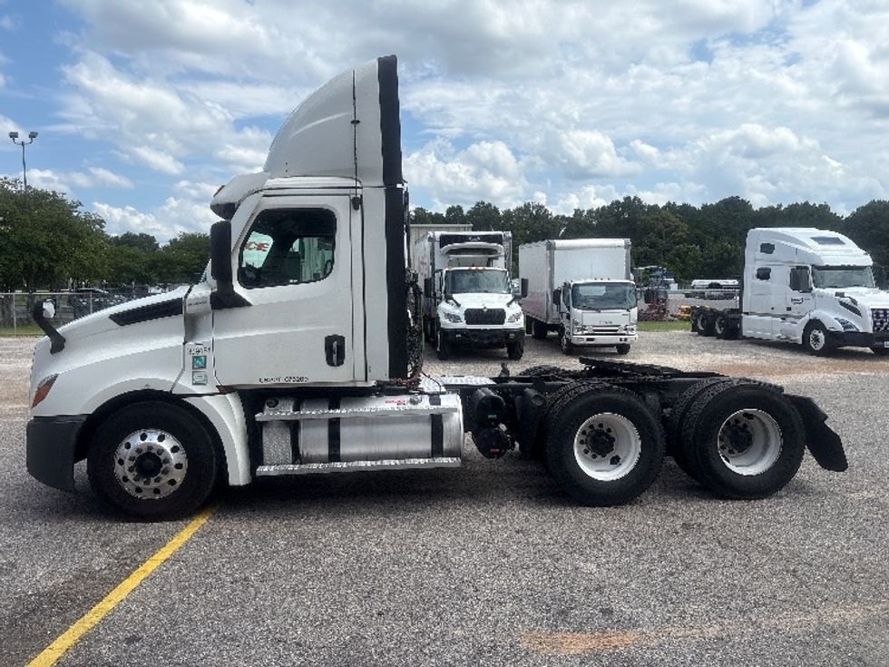 Day Cab Tractor-Heavy Duty Tractors-Freightliner-2021-T12664ST-Pensacola-FL-610,732\n\t\tmiles-$ 37,500 - Image 4