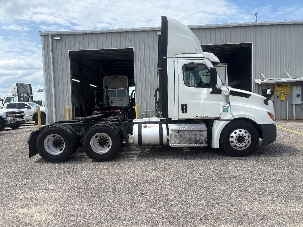 Day Cab Tractor-Heavy Duty Tractors-Freightliner-2021-T12664ST-Pensacola-FL-610,732\n\t\tmiles-$ 37,500 - Image 8