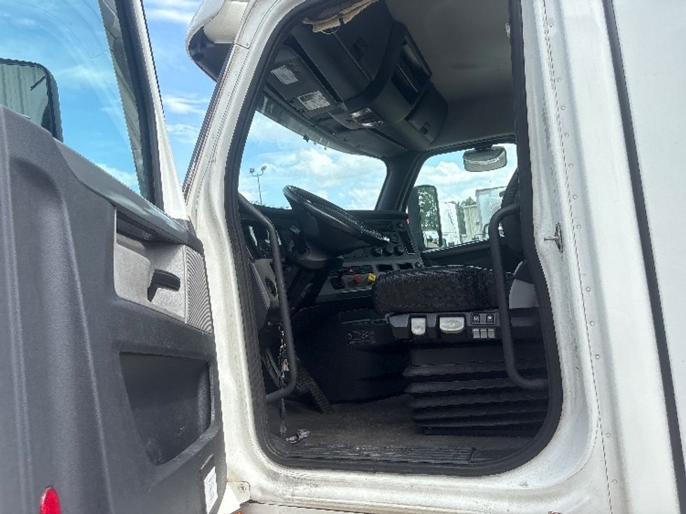 Day Cab Tractor-Heavy Duty Tractors-Freightliner-2021-T12664ST-Pensacola-FL-610,732\n\t\tmiles-$ 37,500 - Image 9