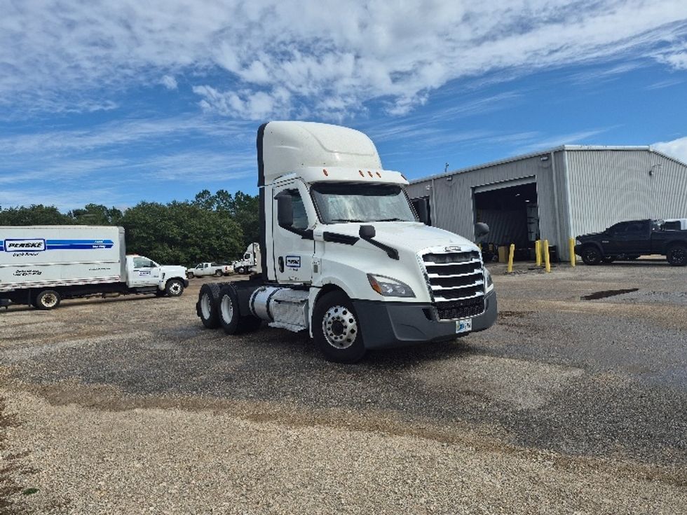 Day Cab Tractor-Heavy Duty Tractors-Freightliner-2021-T12664ST-Pensacola-FL-637,871\n\t\tmiles-$ 38,500 - Image 1
