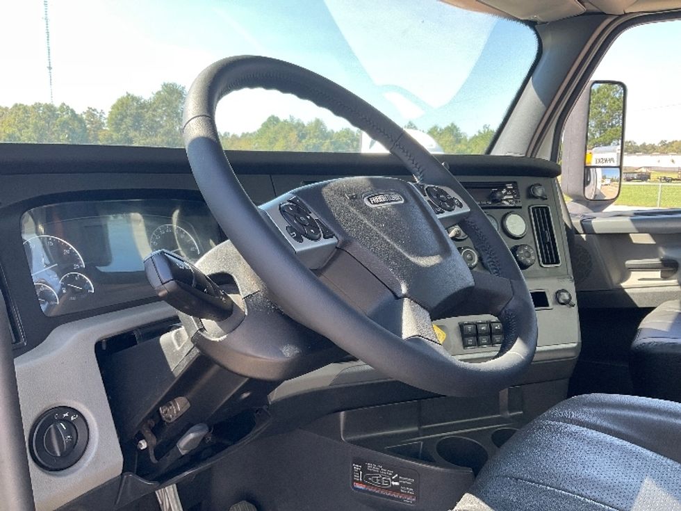 Day Cab Tractor-Heavy Duty Tractors-Freightliner-2021-T12664ST-Pensacola-FL-637,871\n\t\tmiles-$ 38,500 - Image 10