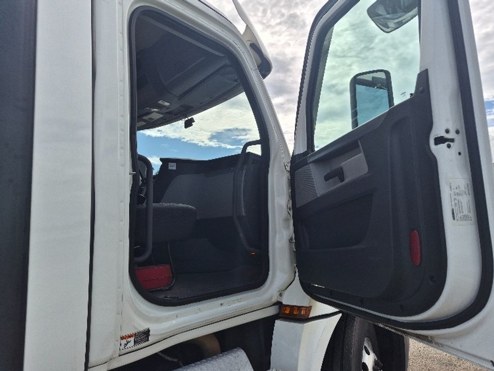 Day Cab Tractor-Heavy Duty Tractors-Freightliner-2021-T12664ST-Pensacola-FL-637,871\n\t\tmiles-$ 38,500 - Image 12