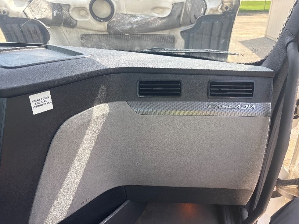 Day Cab Tractor-Heavy Duty Tractors-Freightliner-2021-T12664ST-Pensacola-FL-637,871\n\t\tmiles-$ 38,500 - Image 13