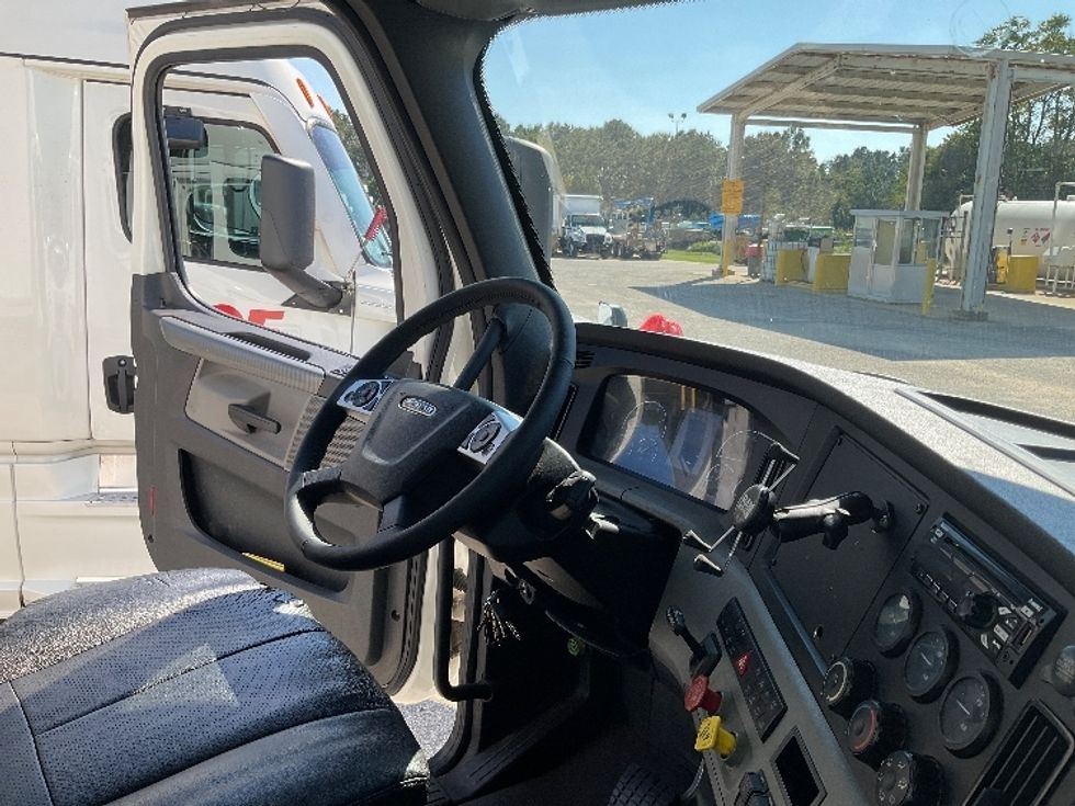 Day Cab Tractor-Heavy Duty Tractors-Freightliner-2021-T12664ST-Pensacola-FL-637,871\n\t\tmiles-$ 38,500 - Image 14