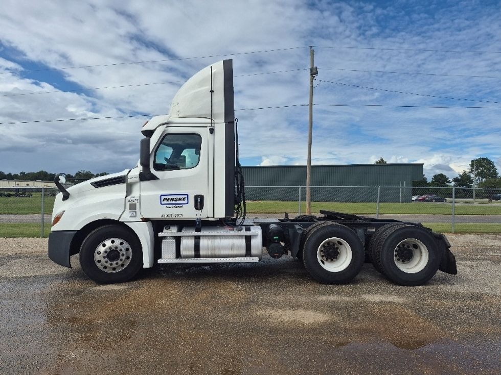 Day Cab Tractor-Heavy Duty Tractors-Freightliner-2021-T12664ST-Pensacola-FL-637,871\n\t\tmiles-$ 38,500 - Image 4
