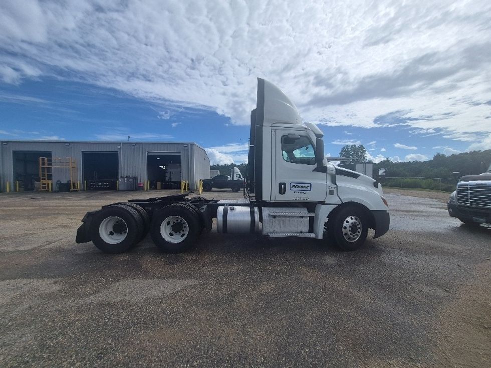 Day Cab Tractor-Heavy Duty Tractors-Freightliner-2021-T12664ST-Pensacola-FL-637,871\n\t\tmiles-$ 38,500 - Image 8