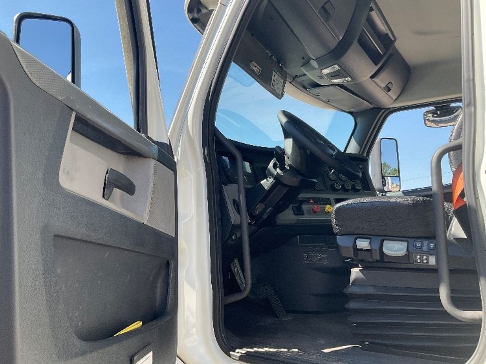 Day Cab Tractor-Heavy Duty Tractors-Freightliner-2021-T12664ST-Pensacola-FL-637,871\n\t\tmiles-$ 38,500 - Image 9