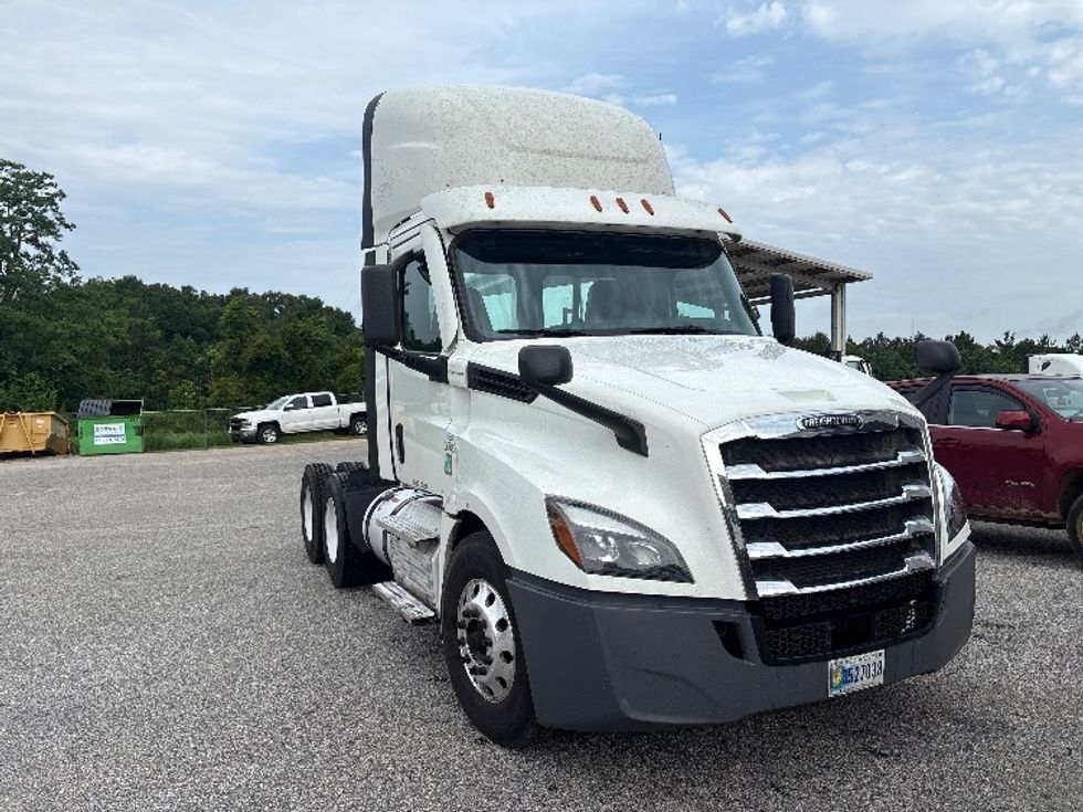 Day Cab Tractor-Heavy Duty Tractors-Freightliner-2021-T12664ST-Pensacola-FL-647,390\n\t\tmiles-$ 33,750 - Image 1