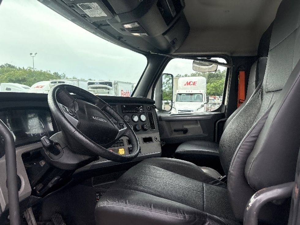 Day Cab Tractor-Heavy Duty Tractors-Freightliner-2021-T12664ST-Pensacola-FL-647,390\n\t\tmiles-$ 33,750 - Image 10