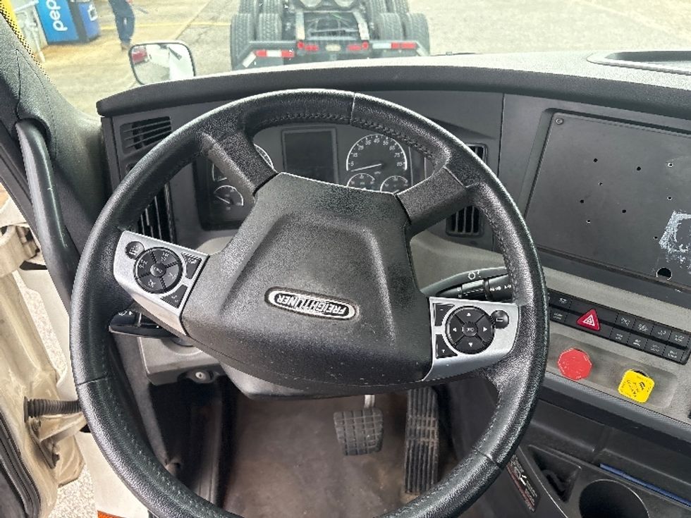 Day Cab Tractor-Heavy Duty Tractors-Freightliner-2021-T12664ST-Pensacola-FL-647,390\n\t\tmiles-$ 33,750 - Image 11