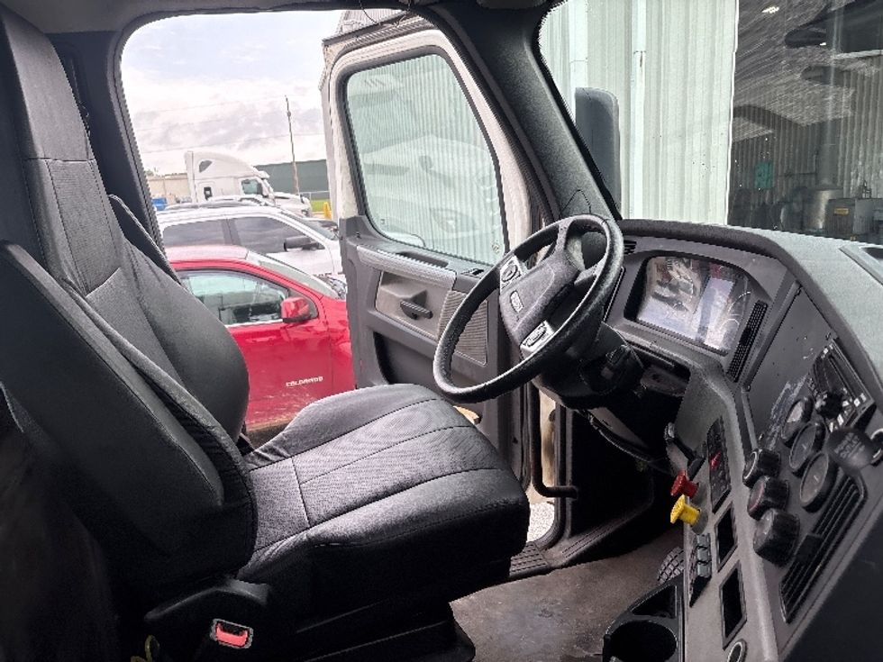 Day Cab Tractor-Heavy Duty Tractors-Freightliner-2021-T12664ST-Pensacola-FL-647,390\n\t\tmiles-$ 33,750 - Image 13