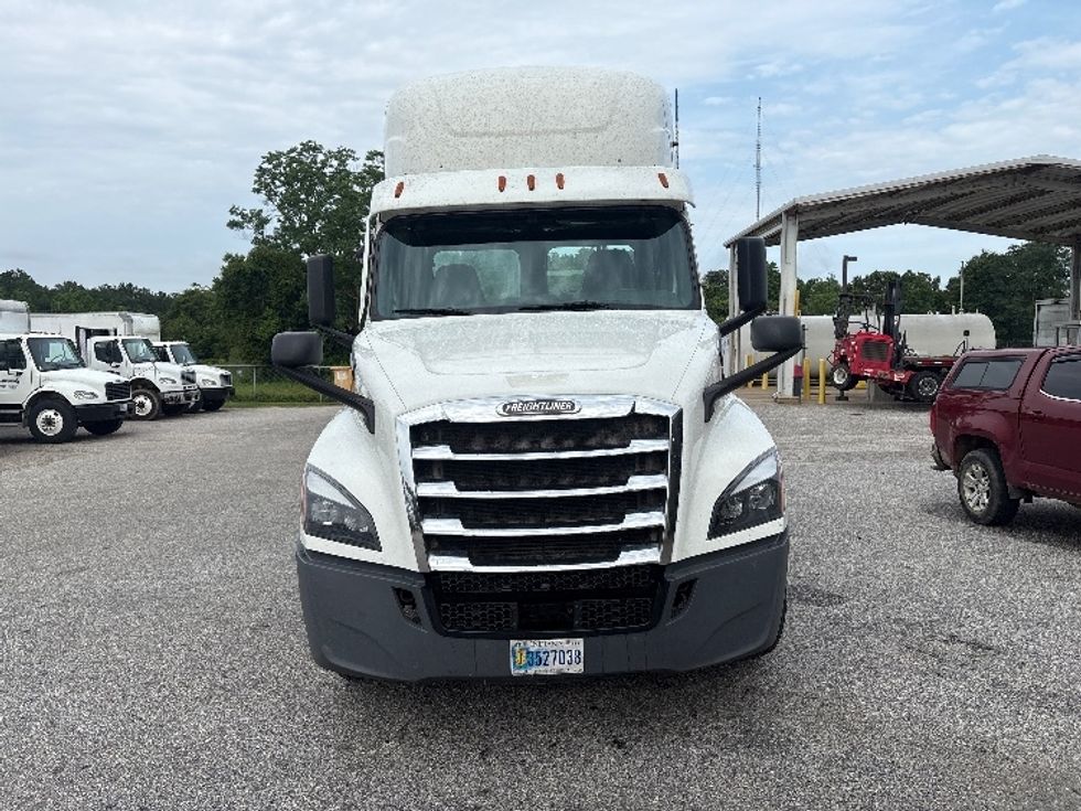 Day Cab Tractor-Heavy Duty Tractors-Freightliner-2021-T12664ST-Pensacola-FL-647,390\n\t\tmiles-$ 33,750 - Image 2