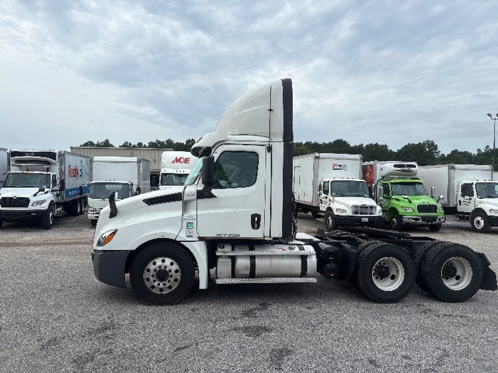 Day Cab Tractor-Heavy Duty Tractors-Freightliner-2021-T12664ST-Pensacola-FL-647,390\n\t\tmiles-$ 33,750 - Image 4