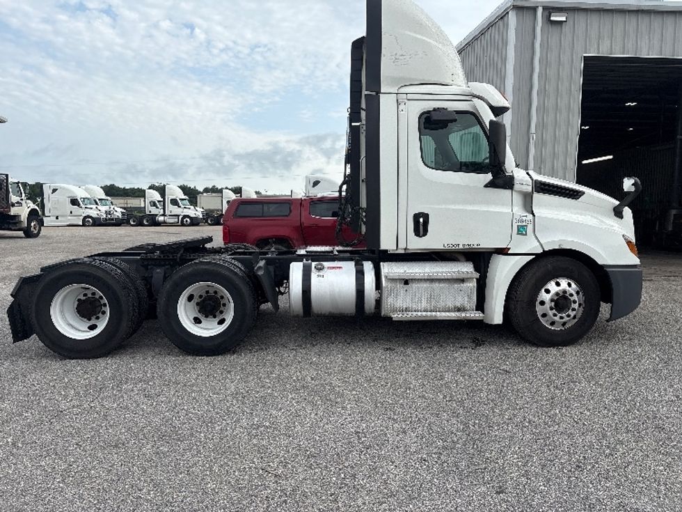 Day Cab Tractor-Heavy Duty Tractors-Freightliner-2021-T12664ST-Pensacola-FL-647,390\n\t\tmiles-$ 33,750 - Image 8