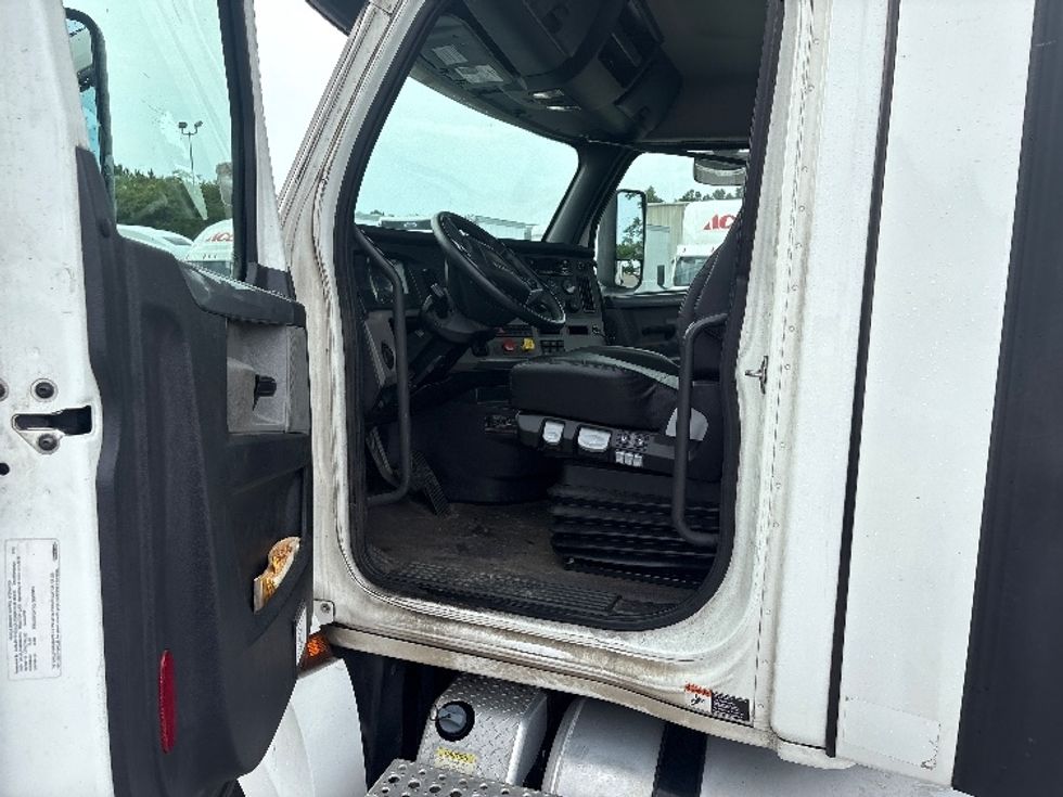 Day Cab Tractor-Heavy Duty Tractors-Freightliner-2021-T12664ST-Pensacola-FL-647,390\n\t\tmiles-$ 33,750 - Image 9