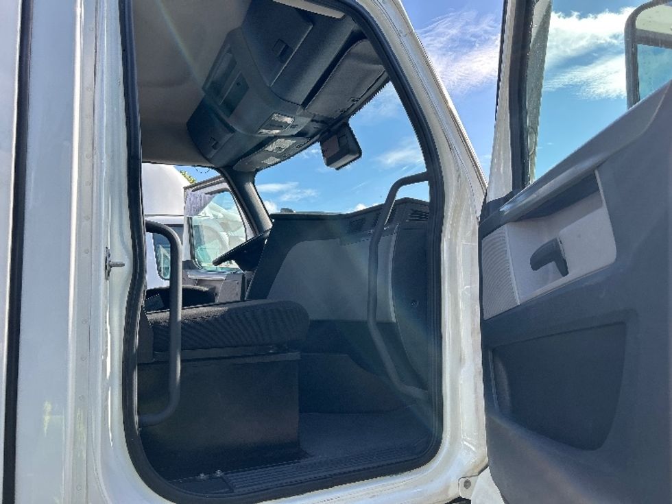 Day Cab Tractor-Heavy Duty Tractors-Freightliner-2021-T12664ST-Pensacola-FL-649,924\n\t\tmiles-$ 32,750 - Image 12