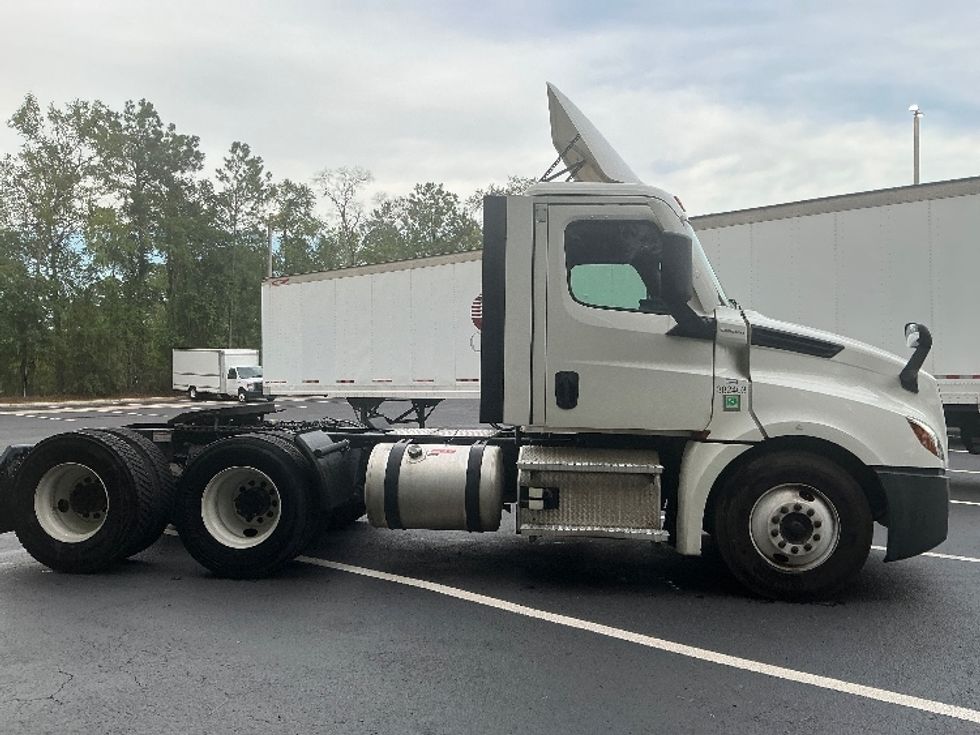 Day Cab Tractor-Heavy Duty Tractors-Freightliner-2021-T12664ST-Pensacola-FL-649,924\n\t\tmiles-$ 32,750 - Image 8