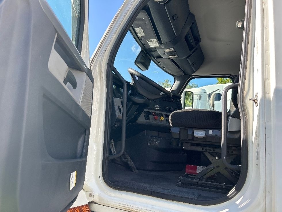 Day Cab Tractor-Heavy Duty Tractors-Freightliner-2021-T12664ST-Pensacola-FL-649,924\n\t\tmiles-$ 32,750 - Image 9
