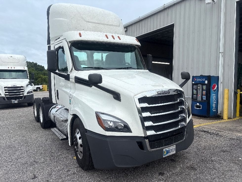 Day Cab Tractor-Heavy Duty Tractors-Freightliner-2021-T12664ST-Pensacola-FL-674,289\n\t\tmiles-$ 30,750 - Image 1