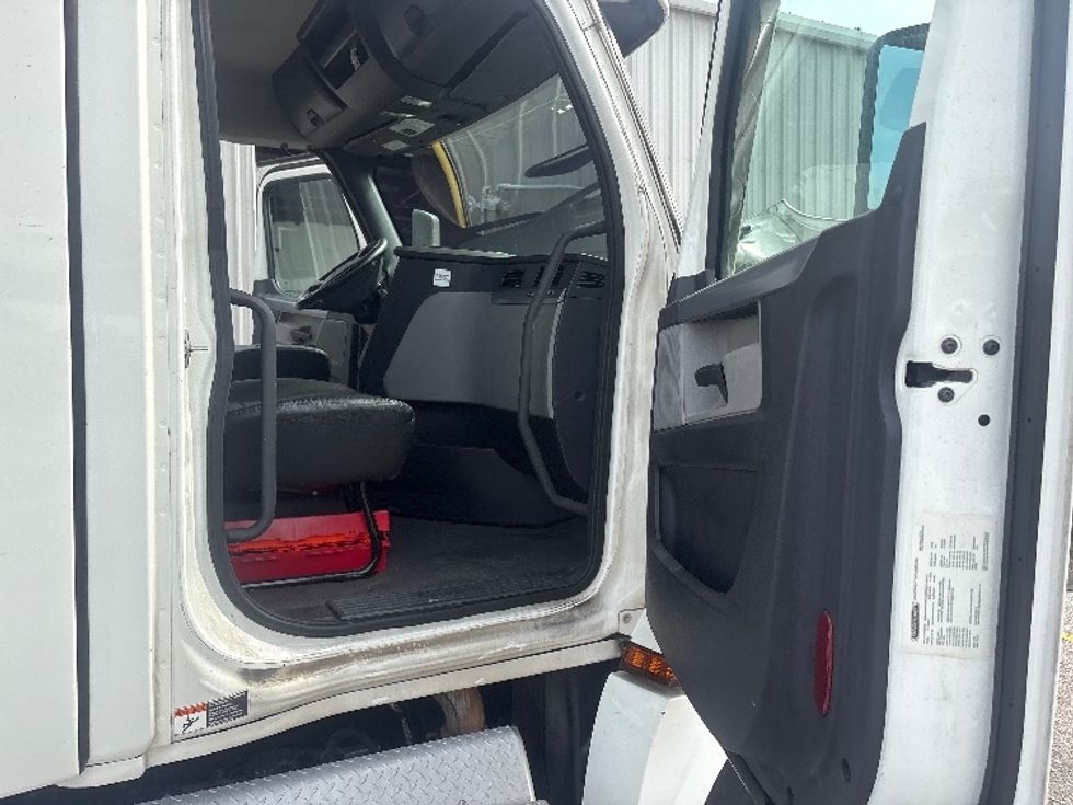 Day Cab Tractor-Heavy Duty Tractors-Freightliner-2021-T12664ST-Pensacola-FL-674,289\n\t\tmiles-$ 30,750 - Image 12