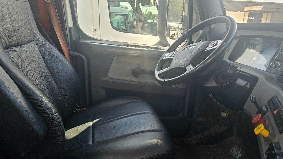 Day Cab Tractor-Heavy Duty Tractors-Freightliner-2021-T12664ST-Pensacola-FL-674,289\n\t\tmiles-$ 30,750 - Image 14