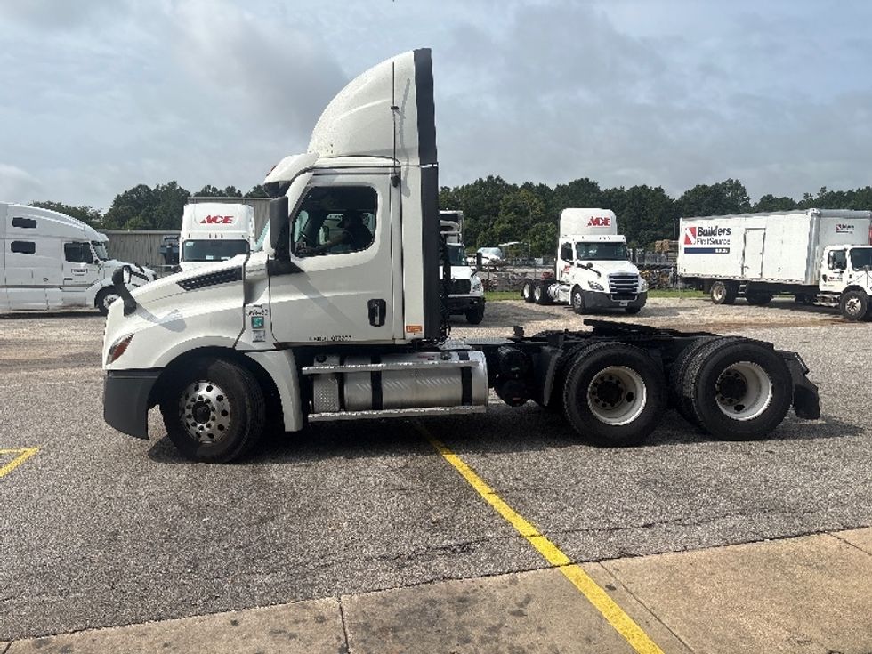 Day Cab Tractor-Heavy Duty Tractors-Freightliner-2021-T12664ST-Pensacola-FL-674,289\n\t\tmiles-$ 30,750 - Image 4