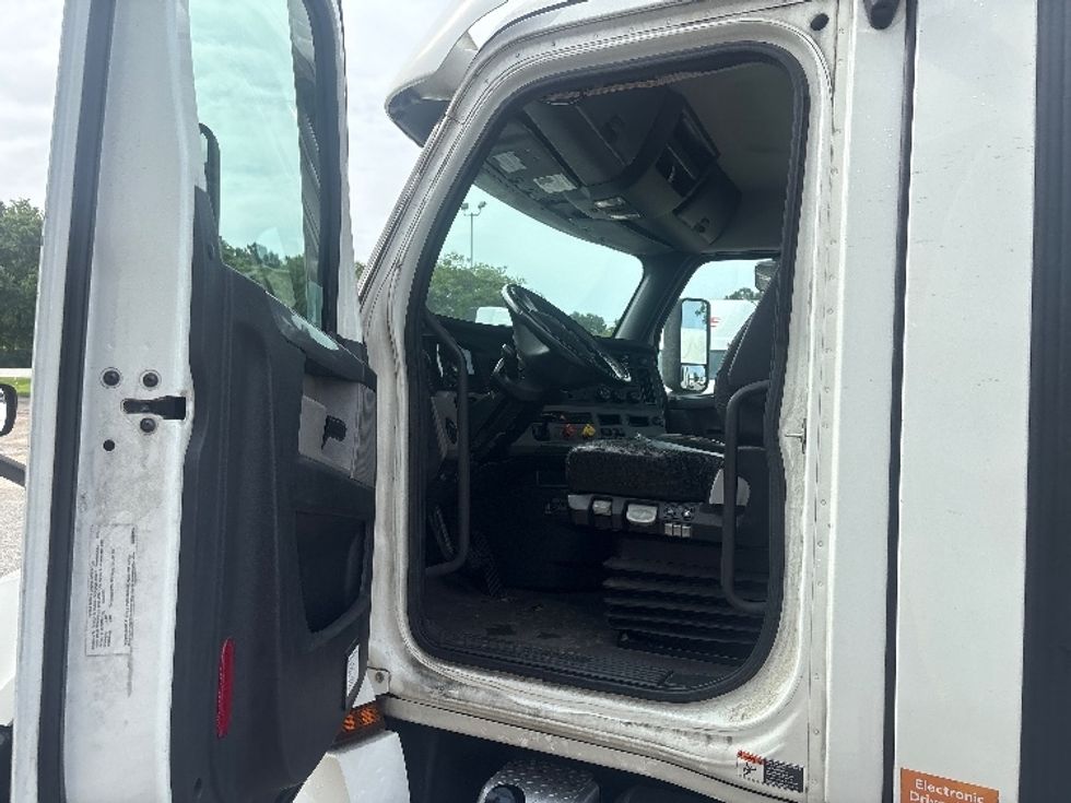 Day Cab Tractor-Heavy Duty Tractors-Freightliner-2021-T12664ST-Pensacola-FL-674,289\n\t\tmiles-$ 30,750 - Image 9