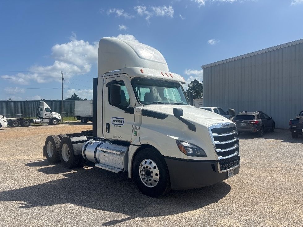 Day Cab Tractor-Heavy Duty Tractors-Freightliner-2021-T12664ST-Pensacola-FL-686,596\n\t\tmiles-$ 29,500 - Image 1