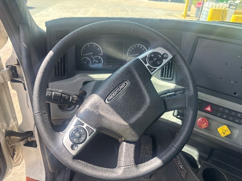 Day Cab Tractor-Heavy Duty Tractors-Freightliner-2021-T12664ST-Pensacola-FL-686,596\n\t\tmiles-$ 29,500 - Image 11