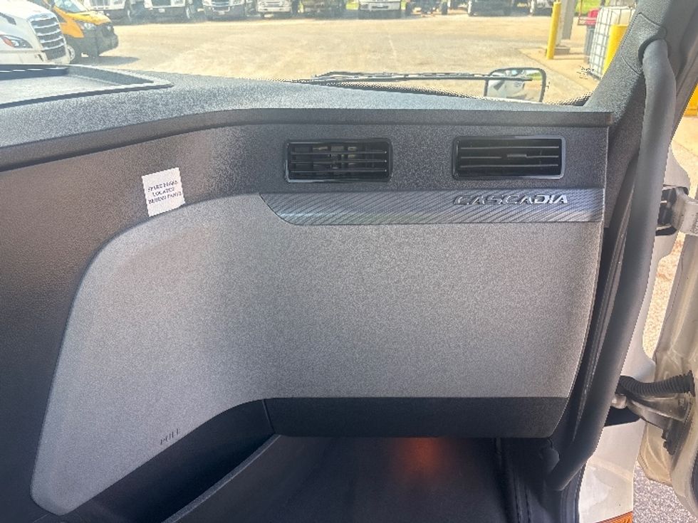 Day Cab Tractor-Heavy Duty Tractors-Freightliner-2021-T12664ST-Pensacola-FL-686,596\n\t\tmiles-$ 29,500 - Image 13