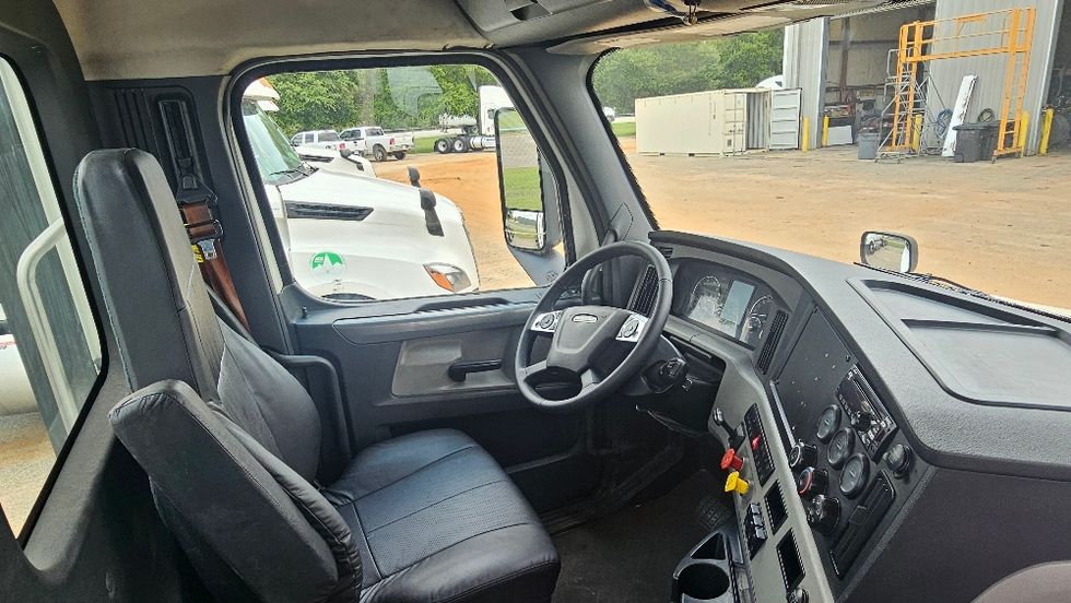 Day Cab Tractor-Heavy Duty Tractors-Freightliner-2021-T12664ST-Pensacola-FL-686,596\n\t\tmiles-$ 29,500 - Image 14
