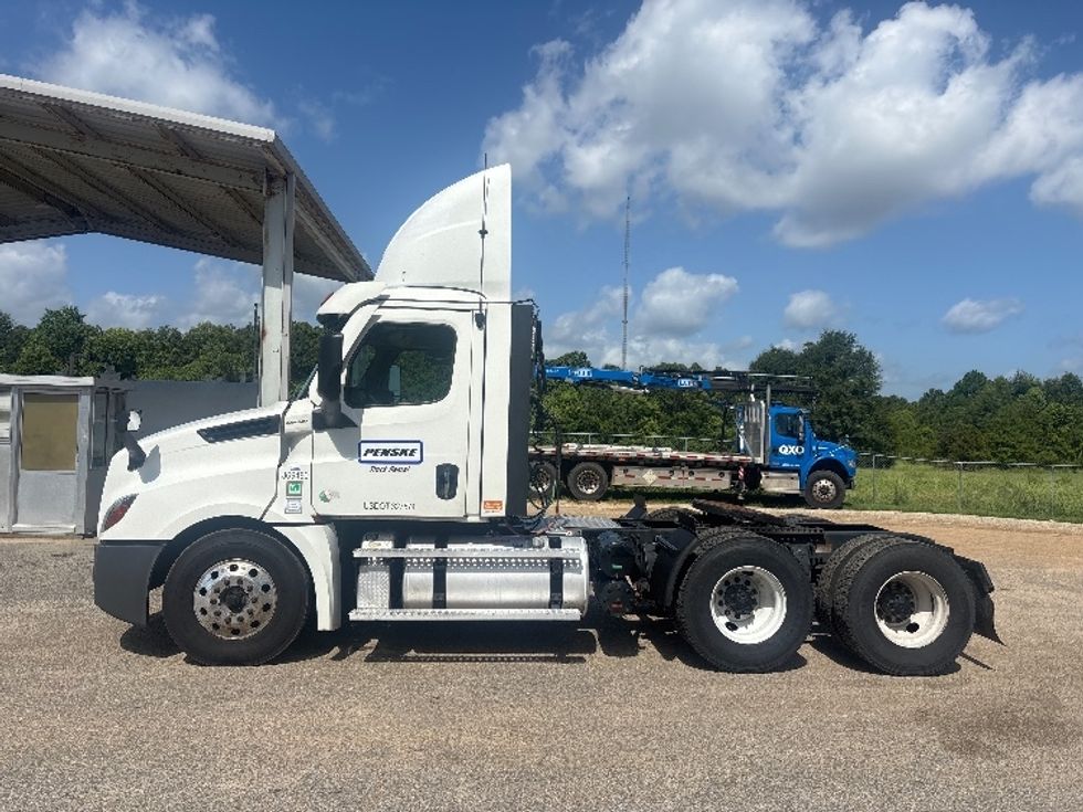 Day Cab Tractor-Heavy Duty Tractors-Freightliner-2021-T12664ST-Pensacola-FL-686,596\n\t\tmiles-$ 29,500 - Image 4