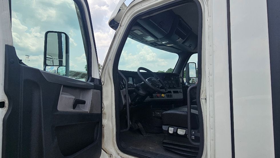 Day Cab Tractor-Heavy Duty Tractors-Freightliner-2021-T12664ST-Pensacola-FL-686,596\n\t\tmiles-$ 29,500 - Image 9