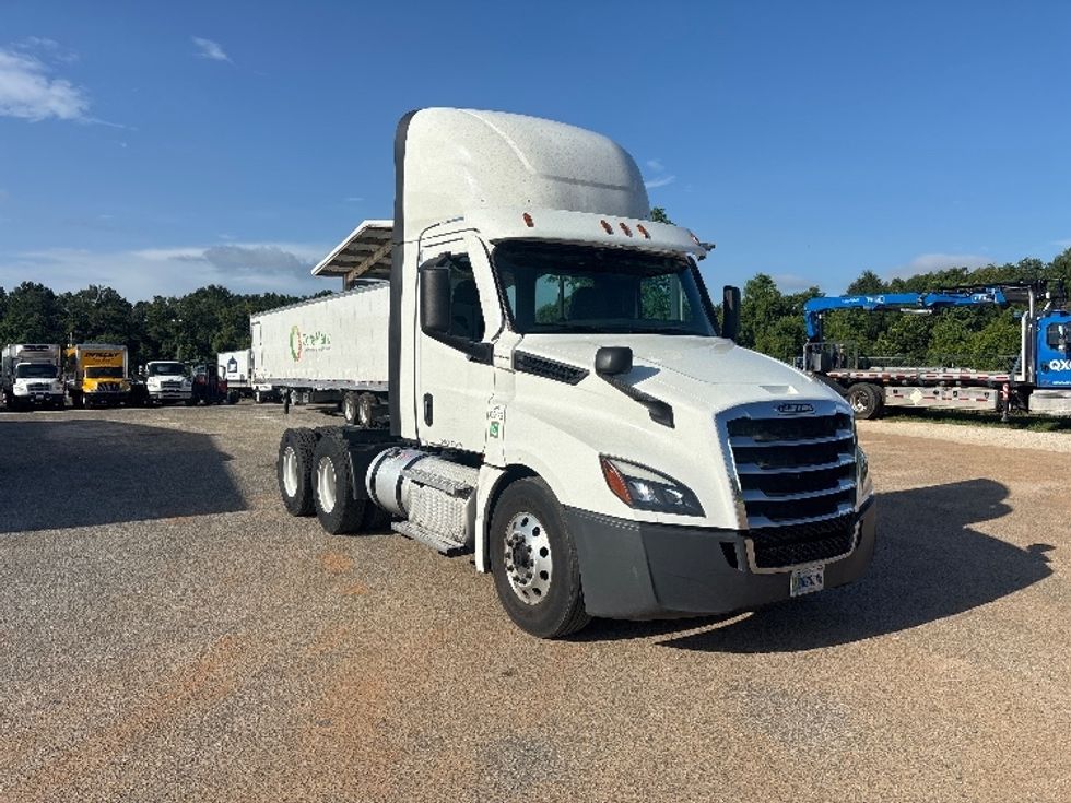 Day Cab Tractor-Heavy Duty Tractors-Freightliner-2021-T12664ST-Pensacola-FL-693,893\n\t\tmiles-$ 28,750 - Image 1