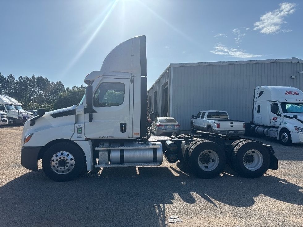 Day Cab Tractor-Heavy Duty Tractors-Freightliner-2021-T12664ST-Pensacola-FL-693,893\n\t\tmiles-$ 28,750 - Image 4