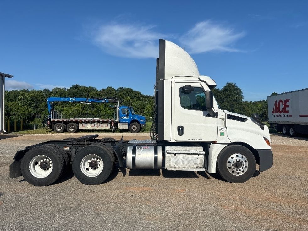 Day Cab Tractor-Heavy Duty Tractors-Freightliner-2021-T12664ST-Pensacola-FL-693,893\n\t\tmiles-$ 28,750 - Image 8