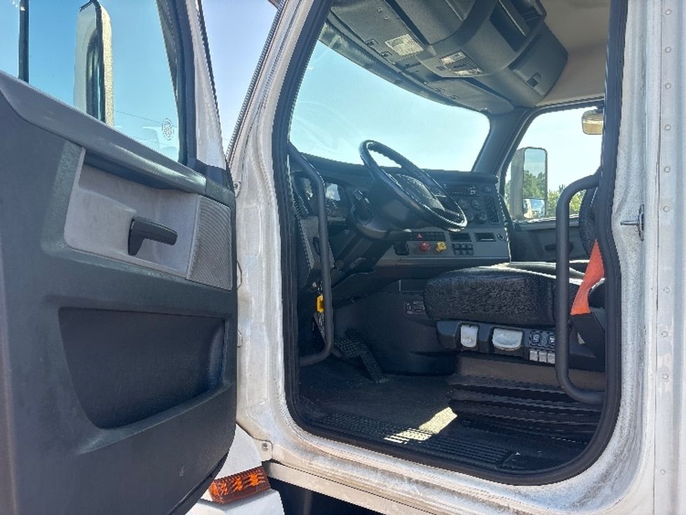 Day Cab Tractor-Heavy Duty Tractors-Freightliner-2021-T12664ST-Pensacola-FL-693,893\n\t\tmiles-$ 28,750 - Image 9