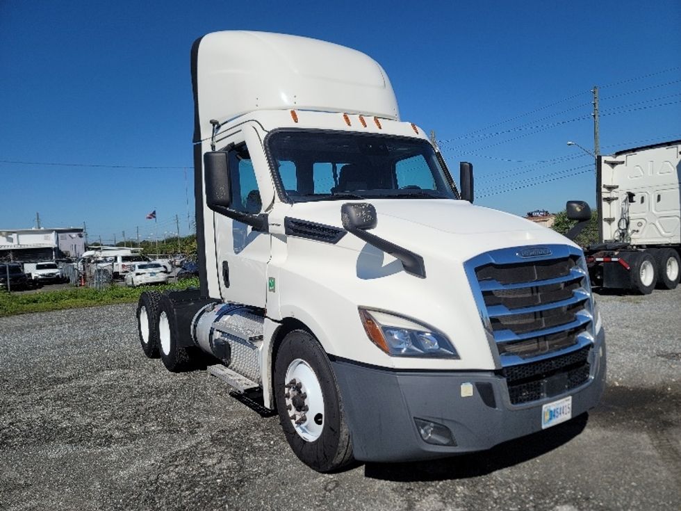 Day Cab Tractor-Heavy Duty Tractors-Freightliner-2021-T12664ST-Pensacola-FL-756,777\n\t\tmiles-$ 31,000 - Image 1