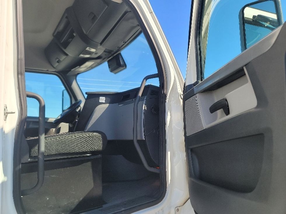 Day Cab Tractor-Heavy Duty Tractors-Freightliner-2021-T12664ST-Pensacola-FL-756,777\n\t\tmiles-$ 31,000 - Image 12