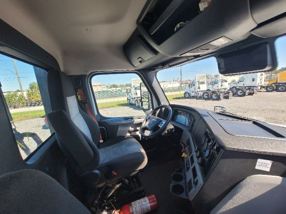 Day Cab Tractor-Heavy Duty Tractors-Freightliner-2021-T12664ST-Pensacola-FL-756,777\n\t\tmiles-$ 31,000 - Image 14