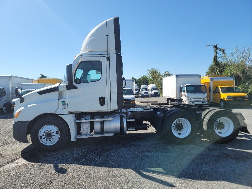 Day Cab Tractor-Heavy Duty Tractors-Freightliner-2021-T12664ST-Pensacola-FL-756,777\n\t\tmiles-$ 31,000 - Image 4