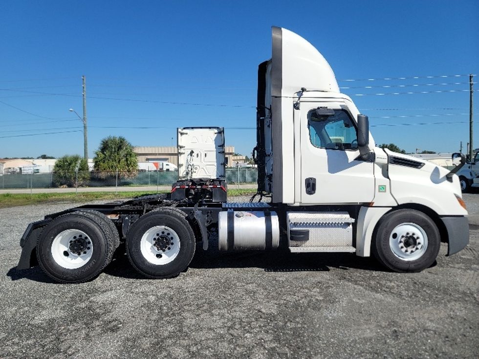 Day Cab Tractor-Heavy Duty Tractors-Freightliner-2021-T12664ST-Pensacola-FL-756,777\n\t\tmiles-$ 31,000 - Image 8