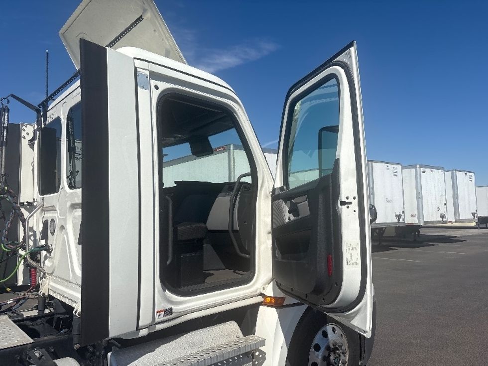 Day Cab Tractor-Heavy Duty Tractors-Freightliner-2021-T12664ST-Phoenix-AZ-670,133\n\t\tmiles-$ 33,250 - Image 12