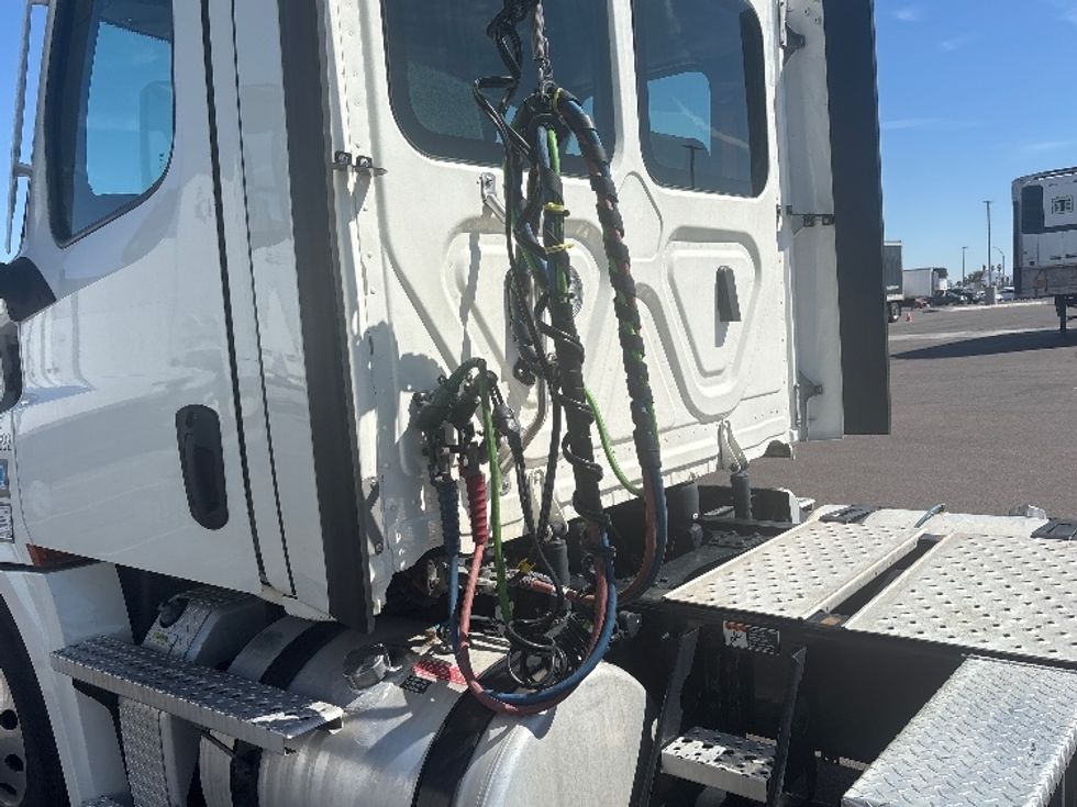 Day Cab Tractor-Heavy Duty Tractors-Freightliner-2021-T12664ST-Phoenix-AZ-670,133\n\t\tmiles-$ 33,250 - Image 17