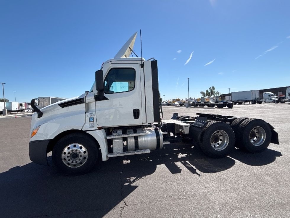 Day Cab Tractor-Heavy Duty Tractors-Freightliner-2021-T12664ST-Phoenix-AZ-670,133\n\t\tmiles-$ 33,250 - Image 4