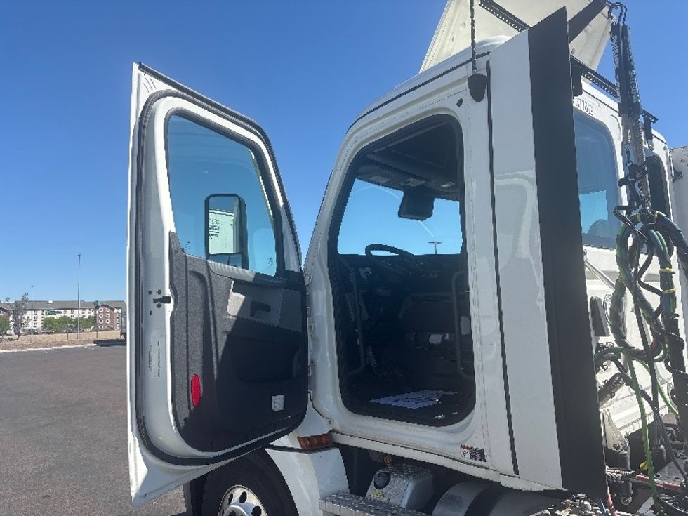 Day Cab Tractor-Heavy Duty Tractors-Freightliner-2021-T12664ST-Phoenix-AZ-670,133\n\t\tmiles-$ 33,250 - Image 9