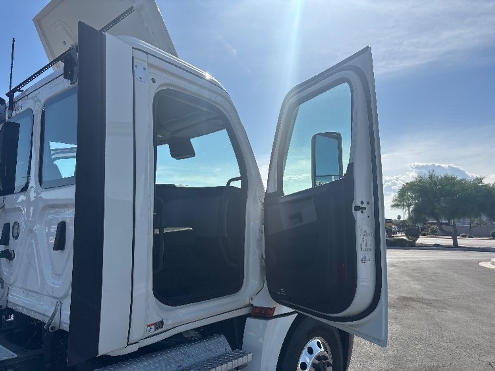 Day Cab Tractor-Heavy Duty Tractors-Freightliner-2021-T12664ST-Phoenix-AZ-783,611\n\t\tmiles-$ 31,000 - Image 12