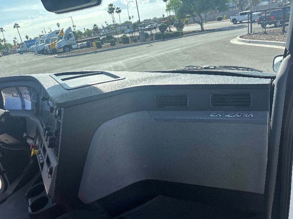 Day Cab Tractor-Heavy Duty Tractors-Freightliner-2021-T12664ST-Phoenix-AZ-783,611\n\t\tmiles-$ 31,000 - Image 13