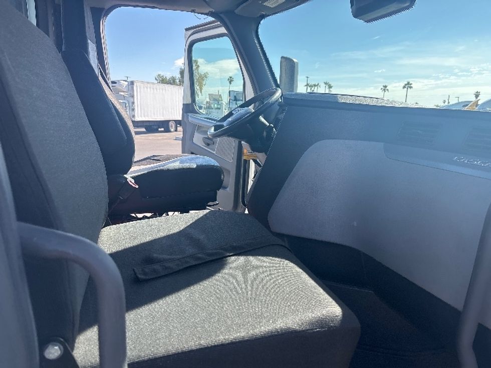 Day Cab Tractor-Heavy Duty Tractors-Freightliner-2021-T12664ST-Phoenix-AZ-783,611\n\t\tmiles-$ 31,000 - Image 14