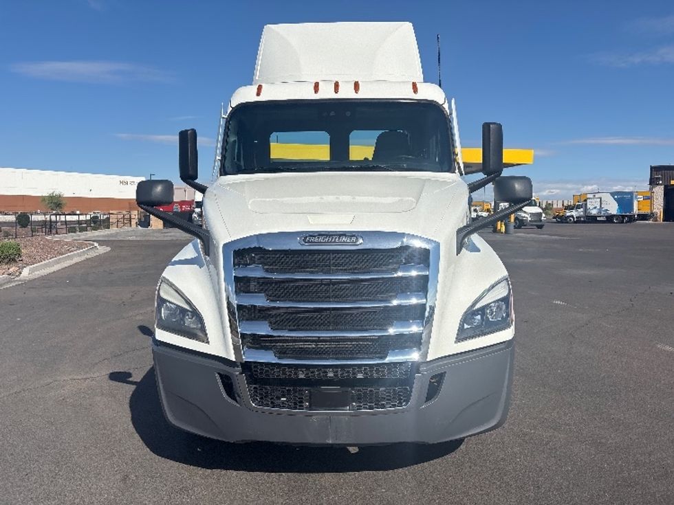 Day Cab Tractor-Heavy Duty Tractors-Freightliner-2021-T12664ST-Phoenix-AZ-783,611\n\t\tmiles-$ 31,000 - Image 2